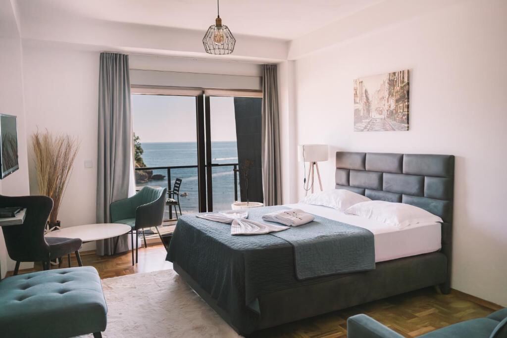Two-bedroom apartment with balcony and sea view at Hotel Cruiser Luxury