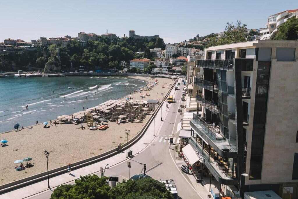 Beach and seafront promenade next to Hotel Cruiser Luxury in Ulcinj